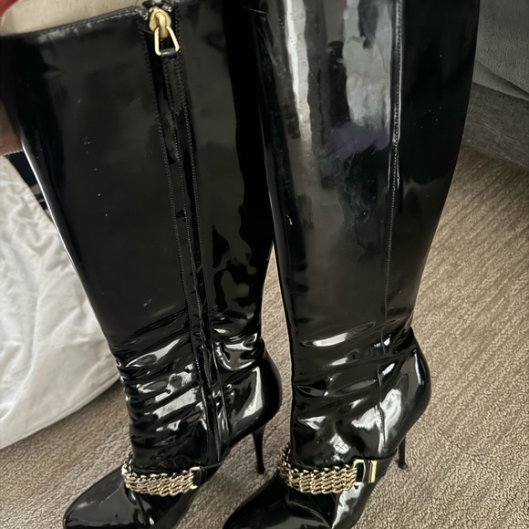 Burberry patent leather boots. - Picture 2 of 3